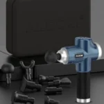 pistola de masajes aldom azul y todos los accesorios que lleva en el paquete de compra